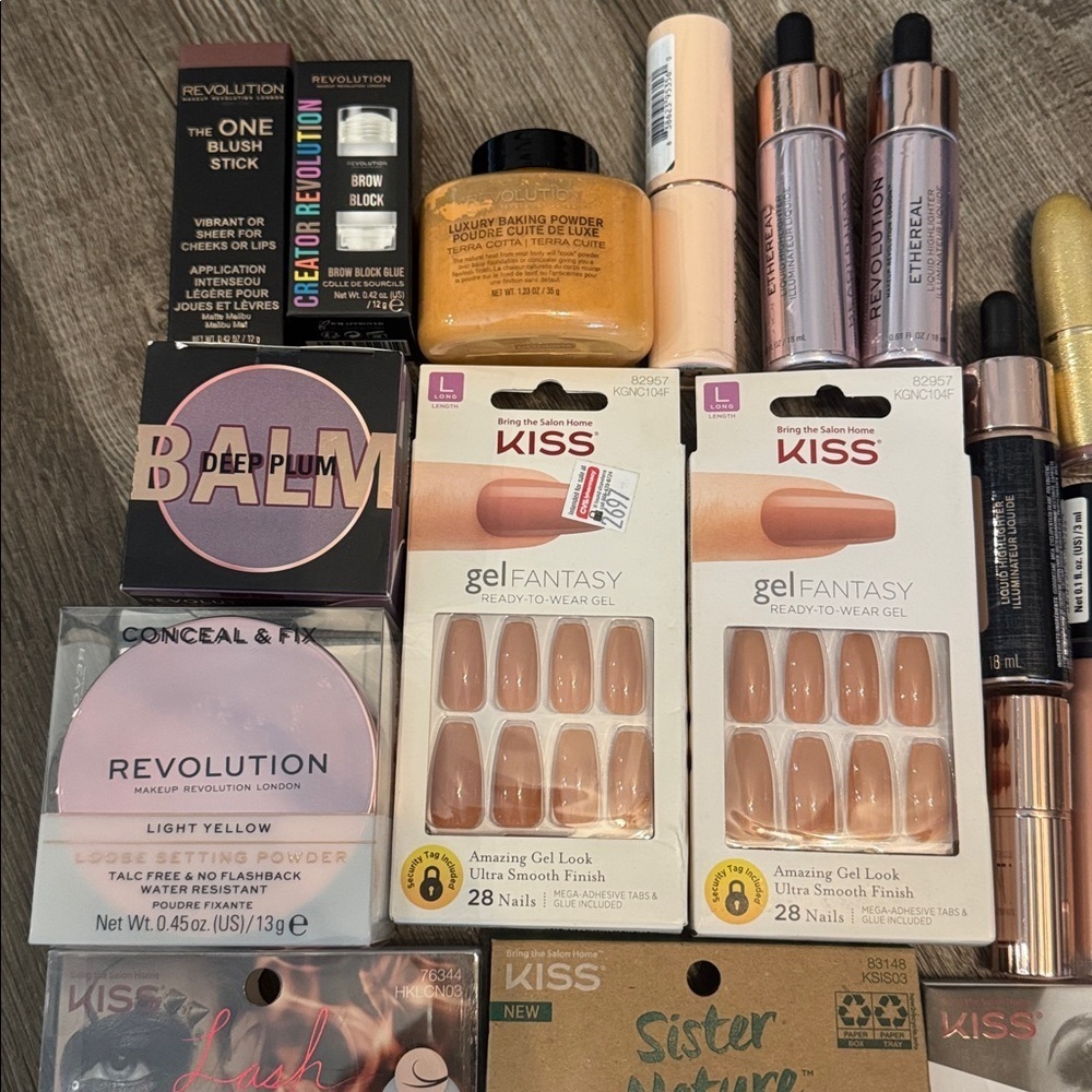 Revolution MYSTERY MAKEUP BUNDLE - Picture 2 of 5